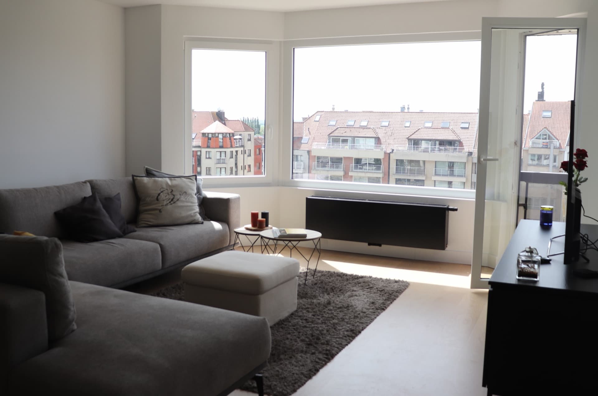 Living room with panoramic coastal view — Graaf d'Ursellaan 36